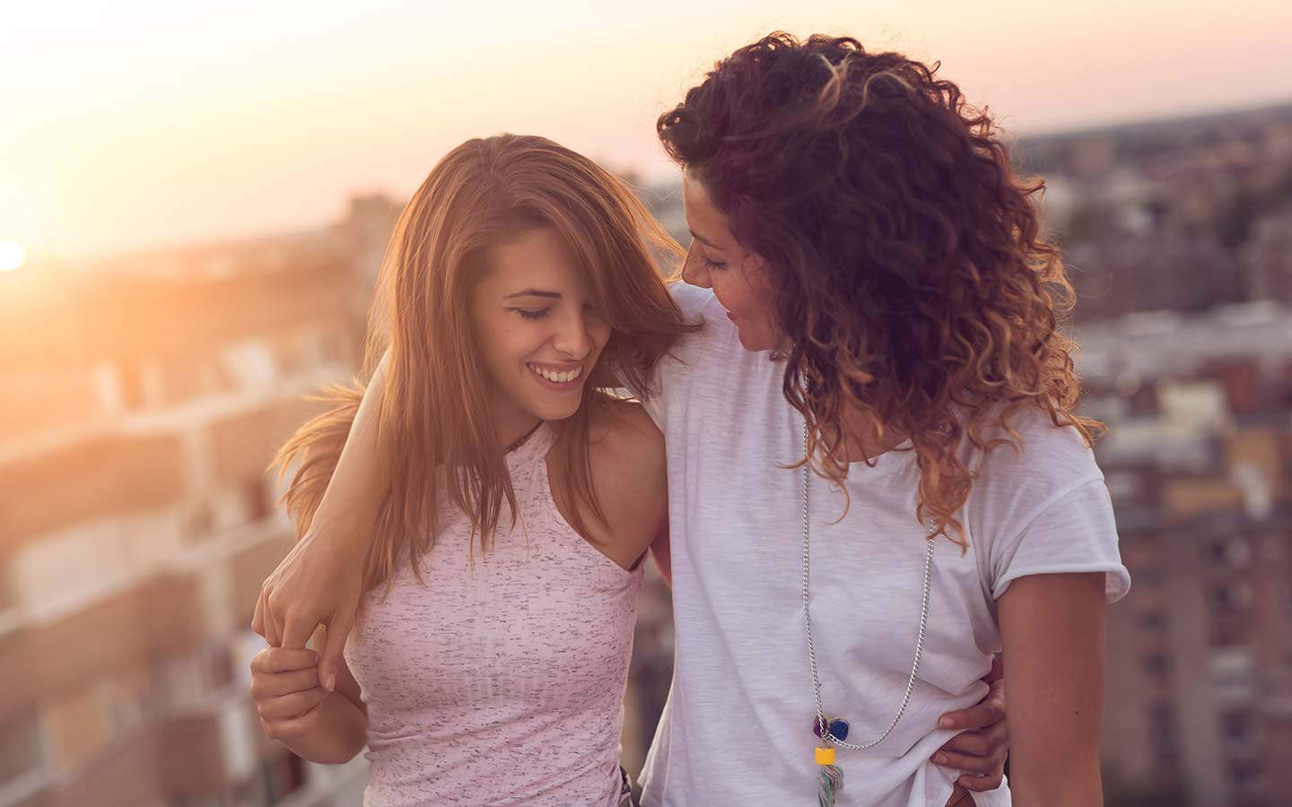 How to tell if a woman is into you as a Lesbian